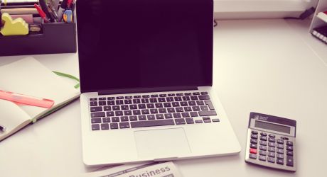 Laptop und Taschenrechner