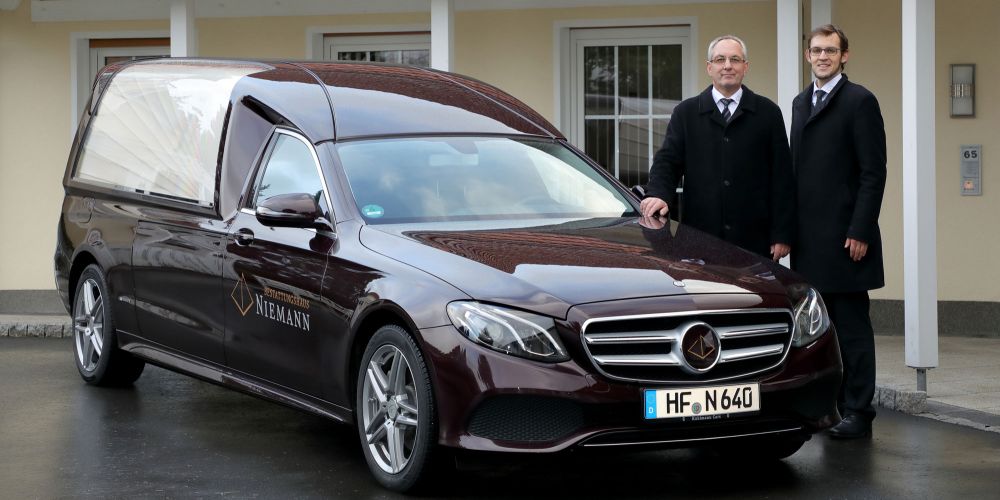 Jürgen und Philipp Niemann mit Bestattungswagen